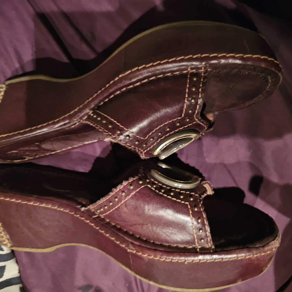 Ariat Brown Platform Shoes with Chunky Wooden Sole and T-Strap Design
